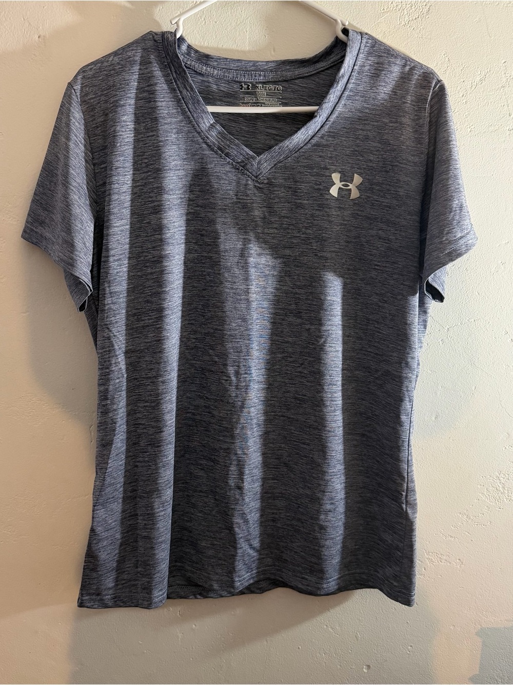 Under Armour HeatGear Gray V-Neck Athletic Shirt Women’s XL Loose Fit